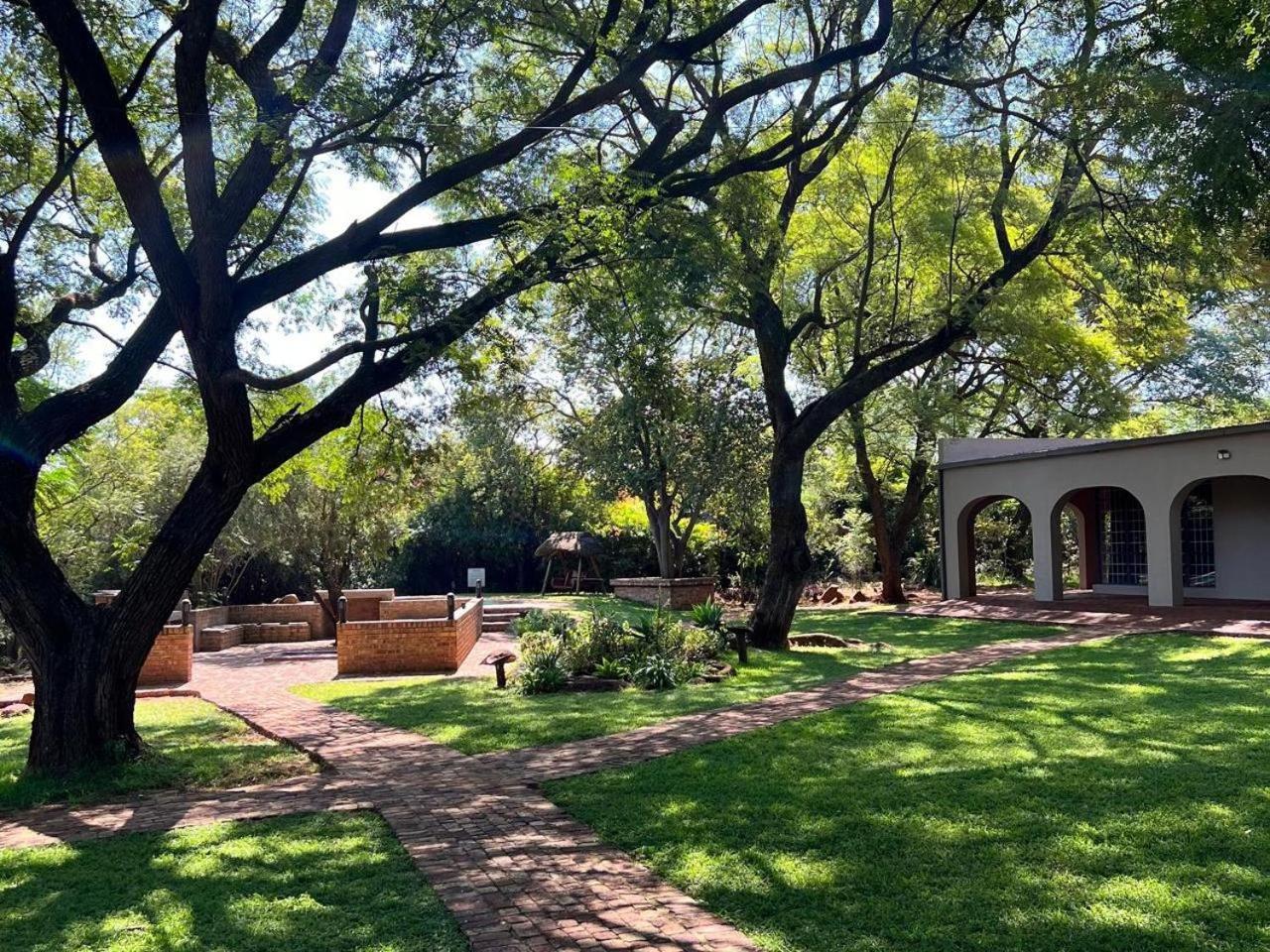 Featherwood Farm & Nyala Lodge Rayton Экстерьер фото